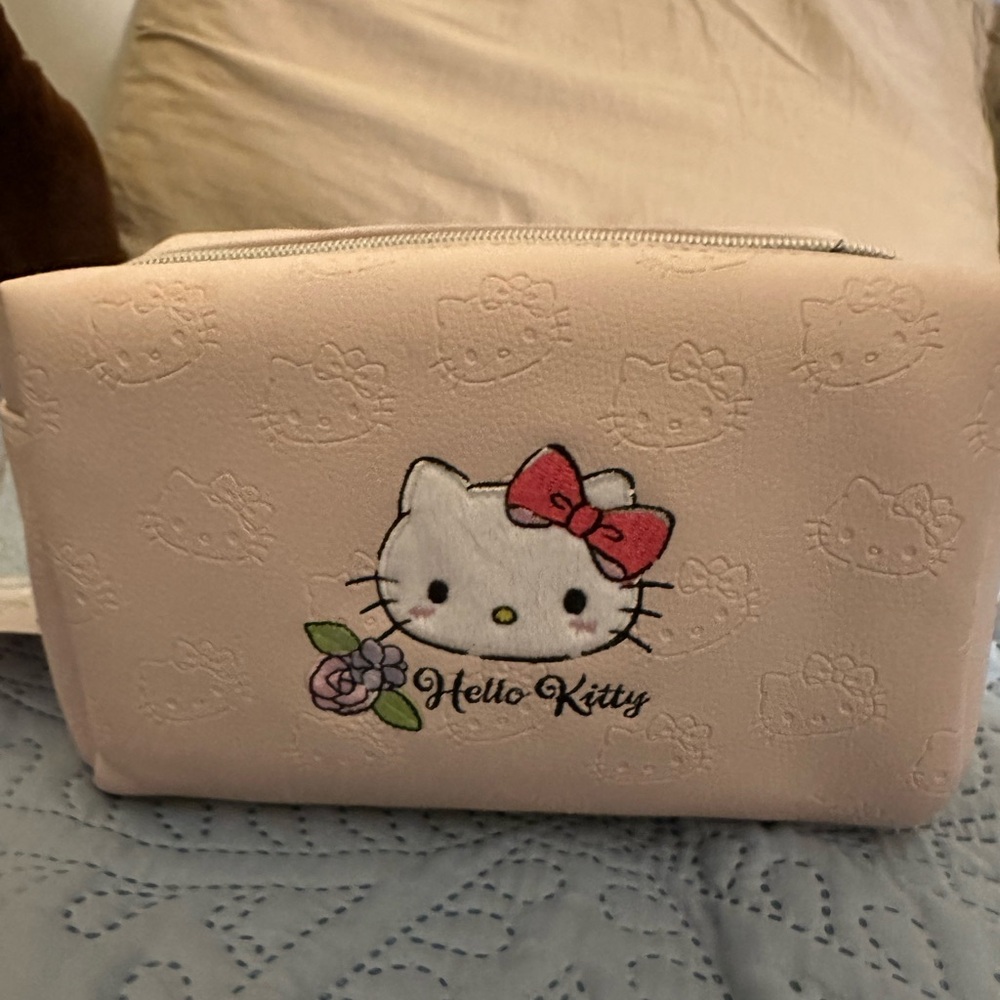 NWT Hello Kitty Blush Pink Cosmetic‎ Case